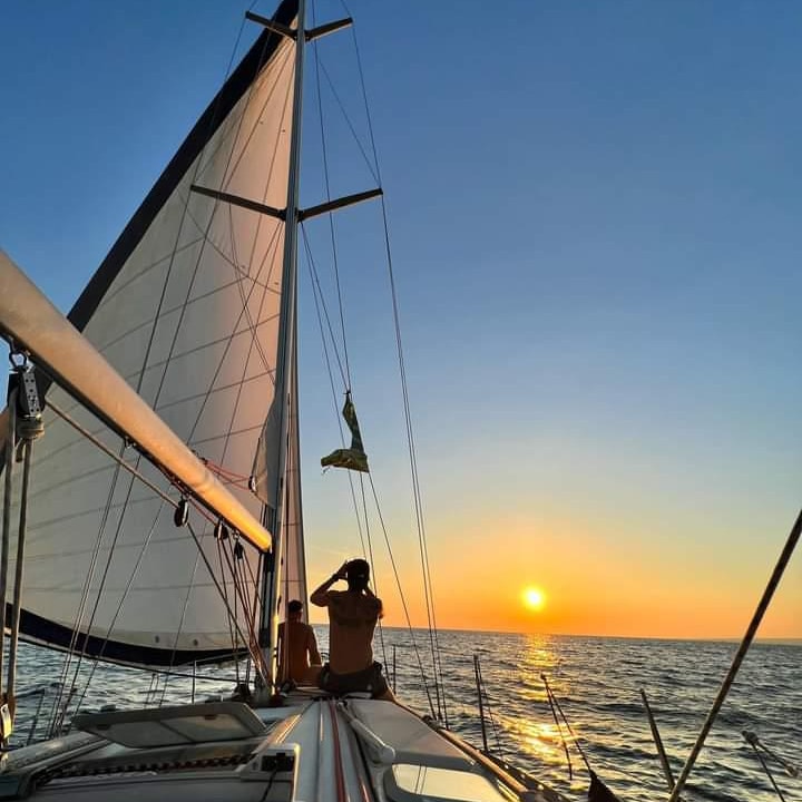 Aperitivo al tramonto durante escursione in barca a vela a Leuca