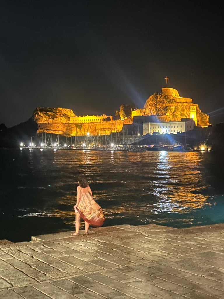 Vacanze a Vela in Grecia corfù by night